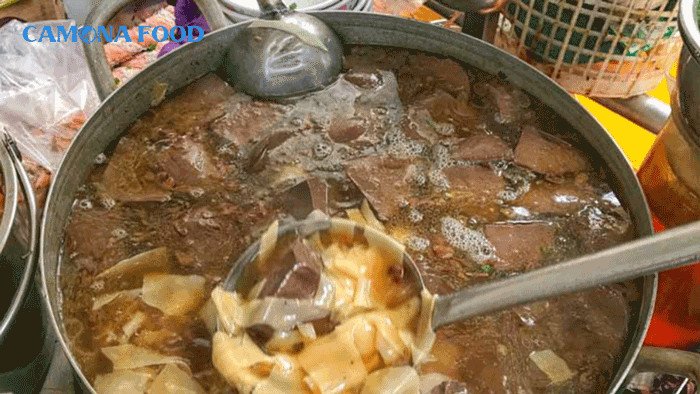 Bước nấu nước dùng ngọt thanh cho món hoành thánh lá