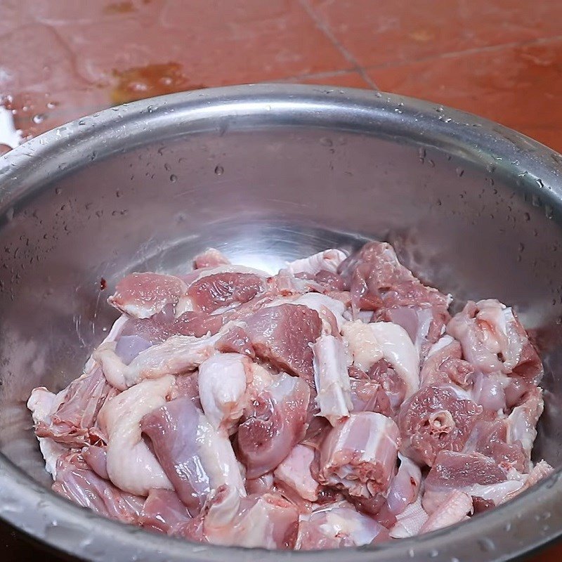 Bước sơ chế thịt vịt sạch sẽ, loại bỏ mùi hôi cho cách nấu vịt hầm bia