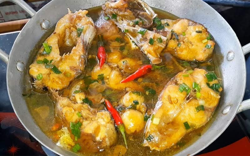 Cá ba sa kho lạt thanh đạm với cà chua và hành tây