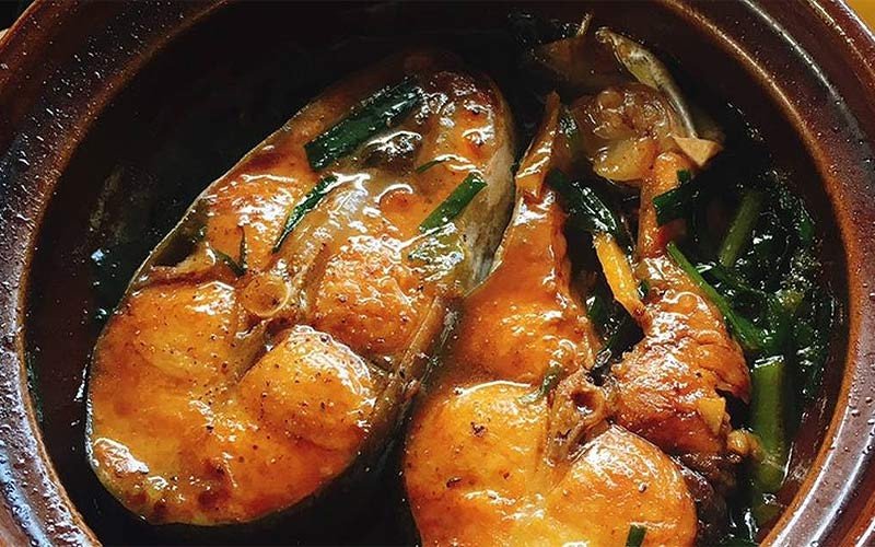 Cá ba sa kho riềng sả trong nồi đất, nước kho sánh đậm và thơm lừng