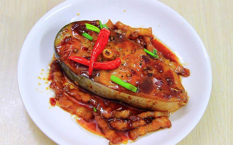 Cá ba sa kho tiêu đậm đà trong nồi đất, trang trí tiêu hạt và ớt