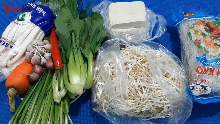 Cá c nguyên liệu làm món bún gạo xào giá hẹ chay.