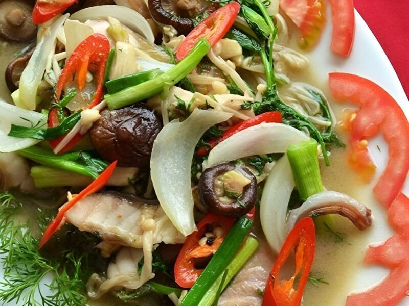 Cá chép giòn xào nấm hương và rau xanh, bày trí đẹp mắt
