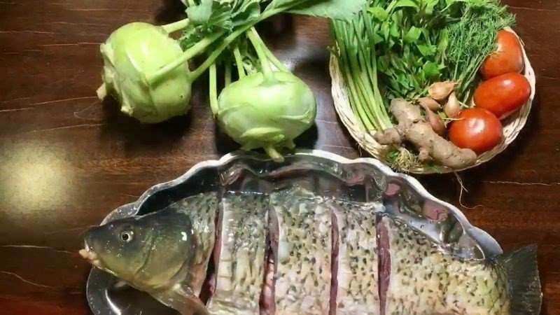 Cá chép và su hào thái sợi cùng các gia vị chuẩn bị nấu canh
