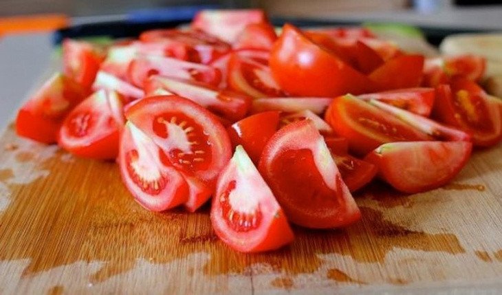 Cà chua, dứa và nấm rơm được chuẩn bị để tăng hương vị cho nước lẩu lòng bò