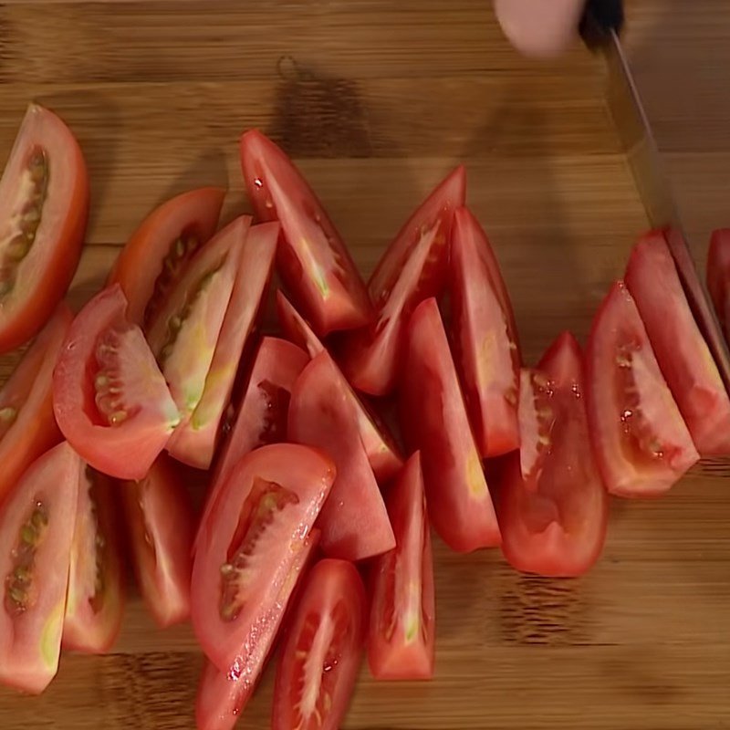 Cà chua được cắt múi cau đều đặn, sẵn sàng cho canh riêu cua