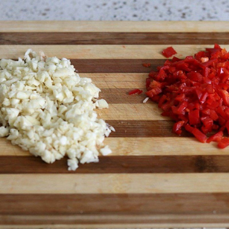 cà chua được thái hạt lựu