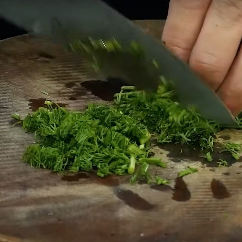 Cà chua thái múi cau chuẩn bị cho món canh chua đầu cá