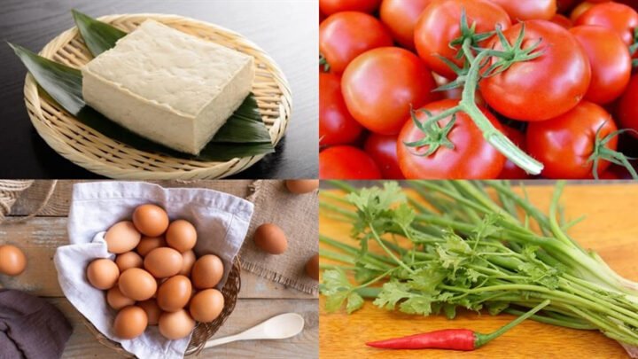 Cà chua, trứng gà và đậu phụ được chuẩn bị để nấu món canh trứng cà chua đậu phụ