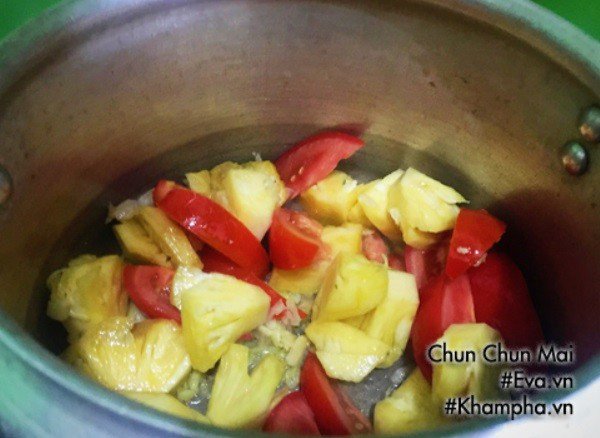 Cà chua và dứa được xào chín tới, tạo lớp sốt nền cho món cá nục kho.