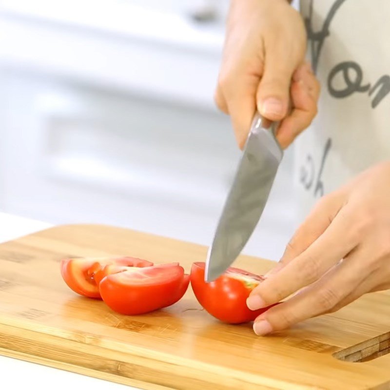 Cà chua và thì là được sơ chế cho món canh cá diêu hồng cà chua