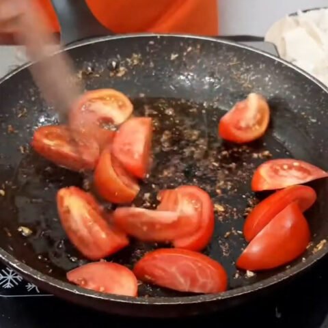 Cà chua xào, nước cốt me tạo màu sắc cho lẩu cá bóp măng chua