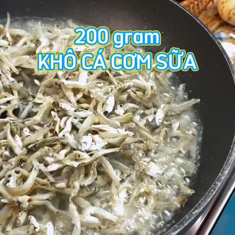 Cá cơm sữa khô được chiên vàng giòn