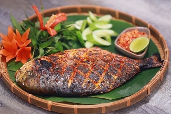 Cá dìa nướng lá chuối thơm lừng, một món ăn ngon giữ trọn dinh dưỡng.