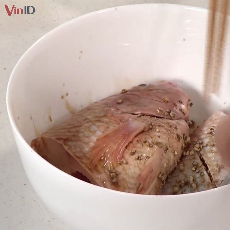 Cá diêu hồng đang được tẩm ướp để chuẩn bị kho tương hột