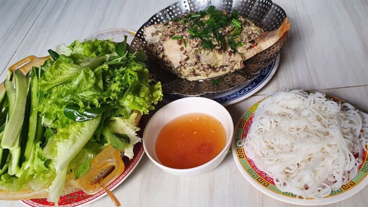 Cá diêu hồng hấp cuốn bánh tráng thơm ngon bày biện đẹp mắt cùng rau sống và nước chấm