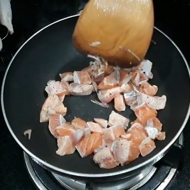 Cá hồi đang được xào chín tới