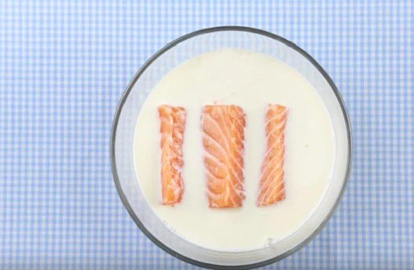 Cá hồi ngâm sữa tươi khử tanh cho súp bí đỏ