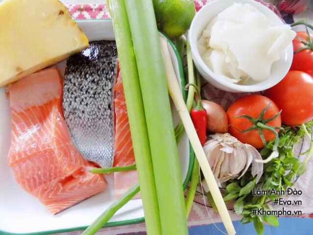 Cá hồi tươi ngon chuẩn bị cho món canh chua