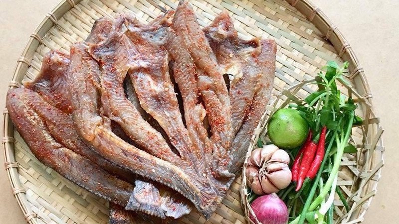 Cá khô là nguồn cung cấp protein dồi dào cho cơ thể, hỗ trợ phát triển cơ bắp