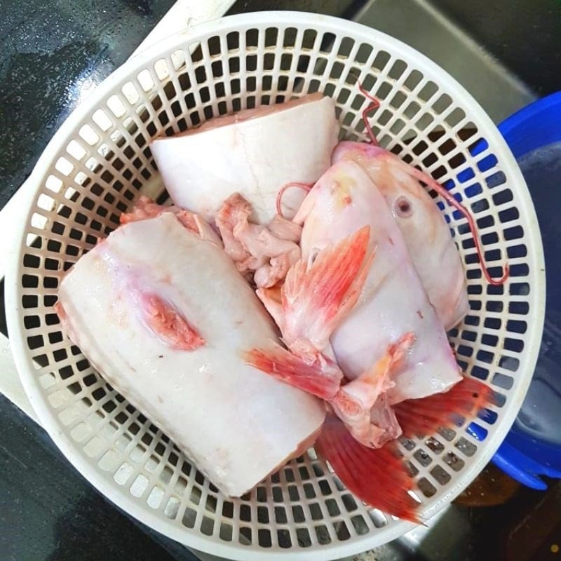 Cá lăng đã được cắt khúc và làm sạch để nấu canh chua