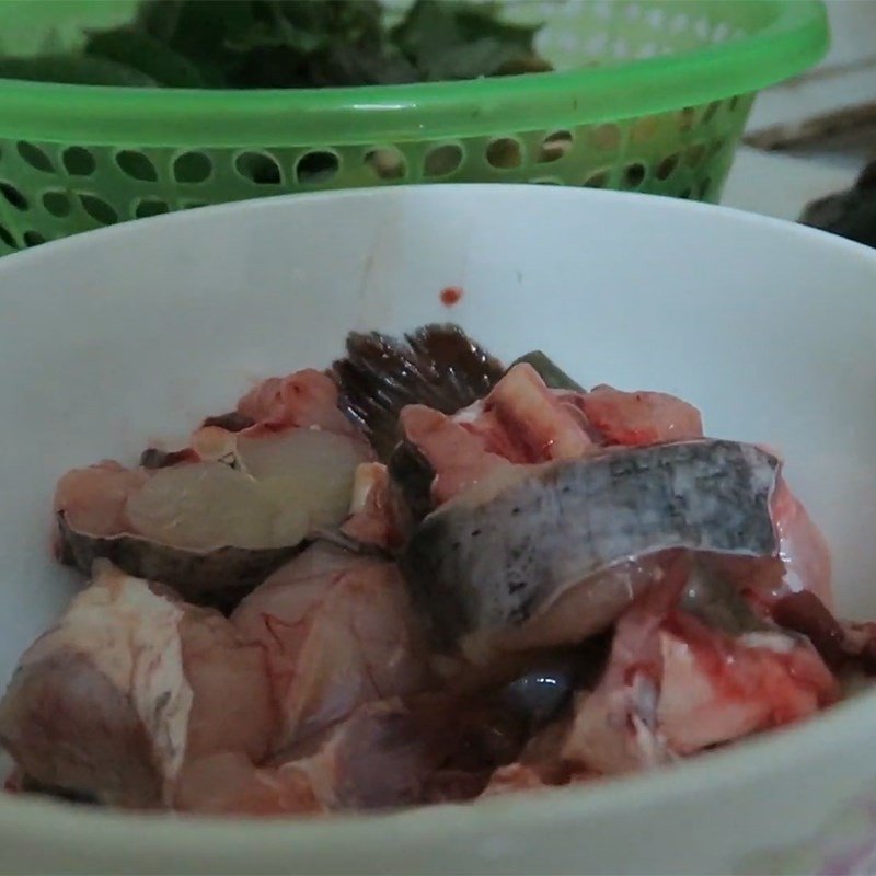 Cá lăng đã được cắt khúc vừa ăn cho món cá om chuối đậu