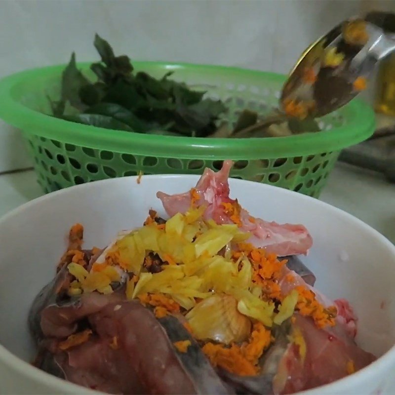 Cá lăng đang được ướp cùng các loại gia vị