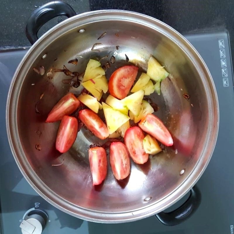 Cá lăng thấm đều gia vị để có món canh chua đậm đà