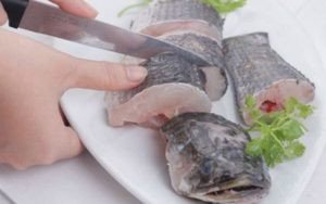 Cá lóc đã sơ chế sạch sẽ để nấu canh chua miền Tây