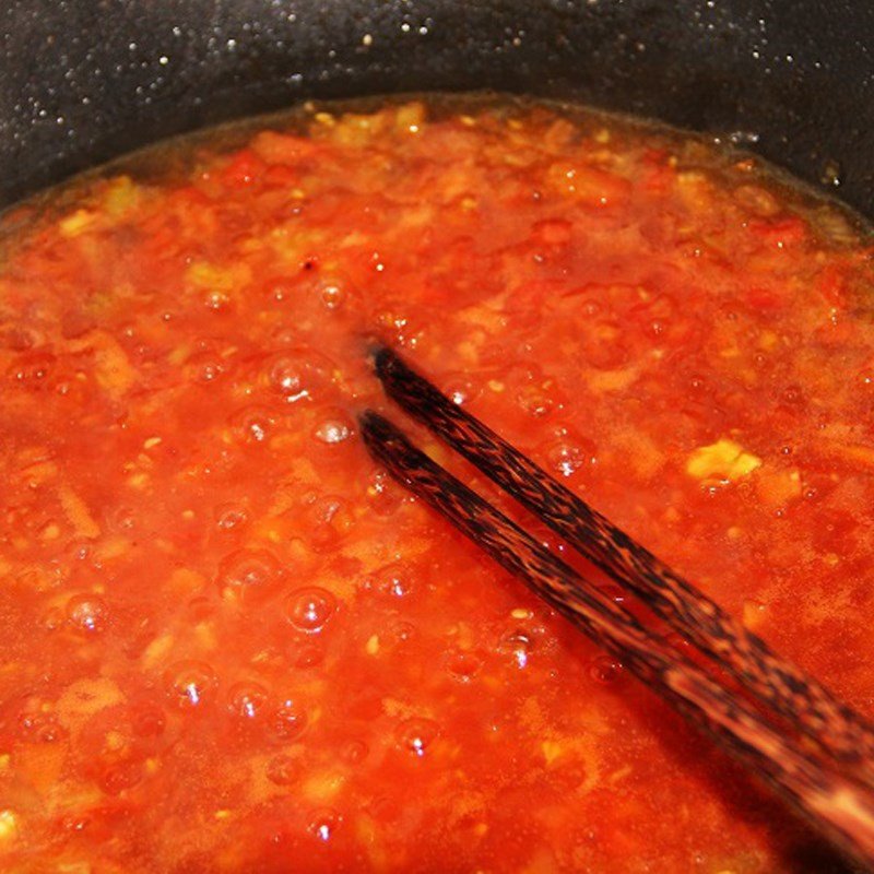 cá ngừ kho cà chua đang thấm vị