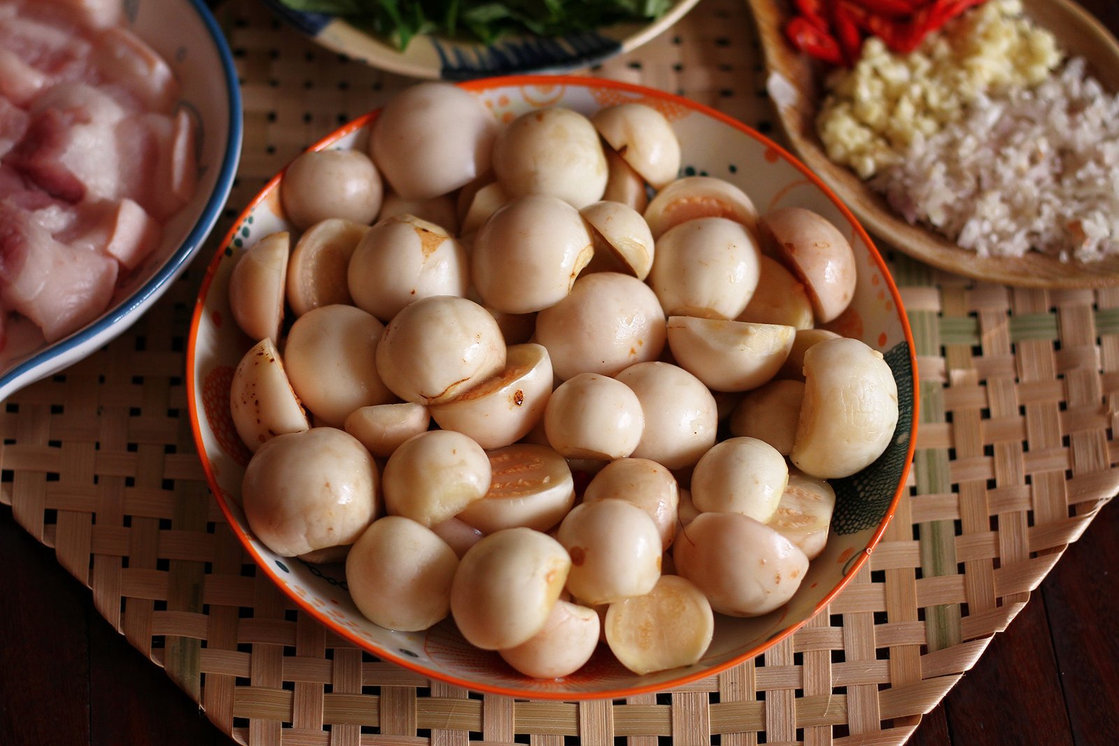 Cà pháo đã được sơ chế sạch sẽ chuẩn bị nấu canh