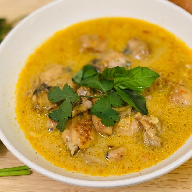 Cà ri ếch được phục vụ với bánh mì