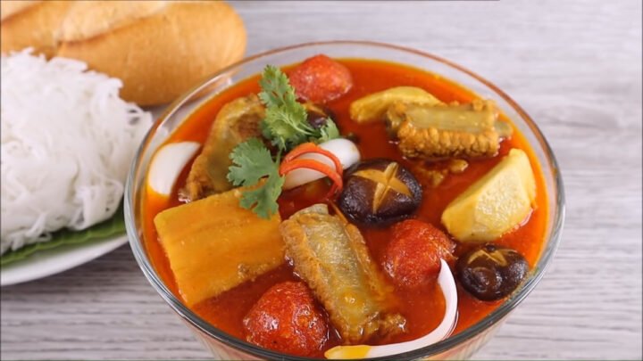 Cà ri sườn heo thơm ngon, màu vàng óng ánh với rau ăn kèm