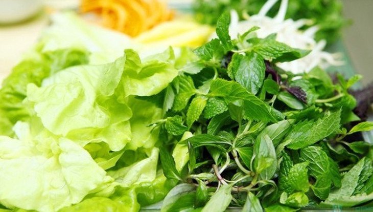 Cà rốt bào sợi chuẩn bị làm bánh xèo chay