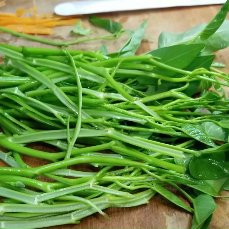 Cà rốt được tỉa hoa đẹp mắt, tạo điểm nhấn cho món bánh đa trộn