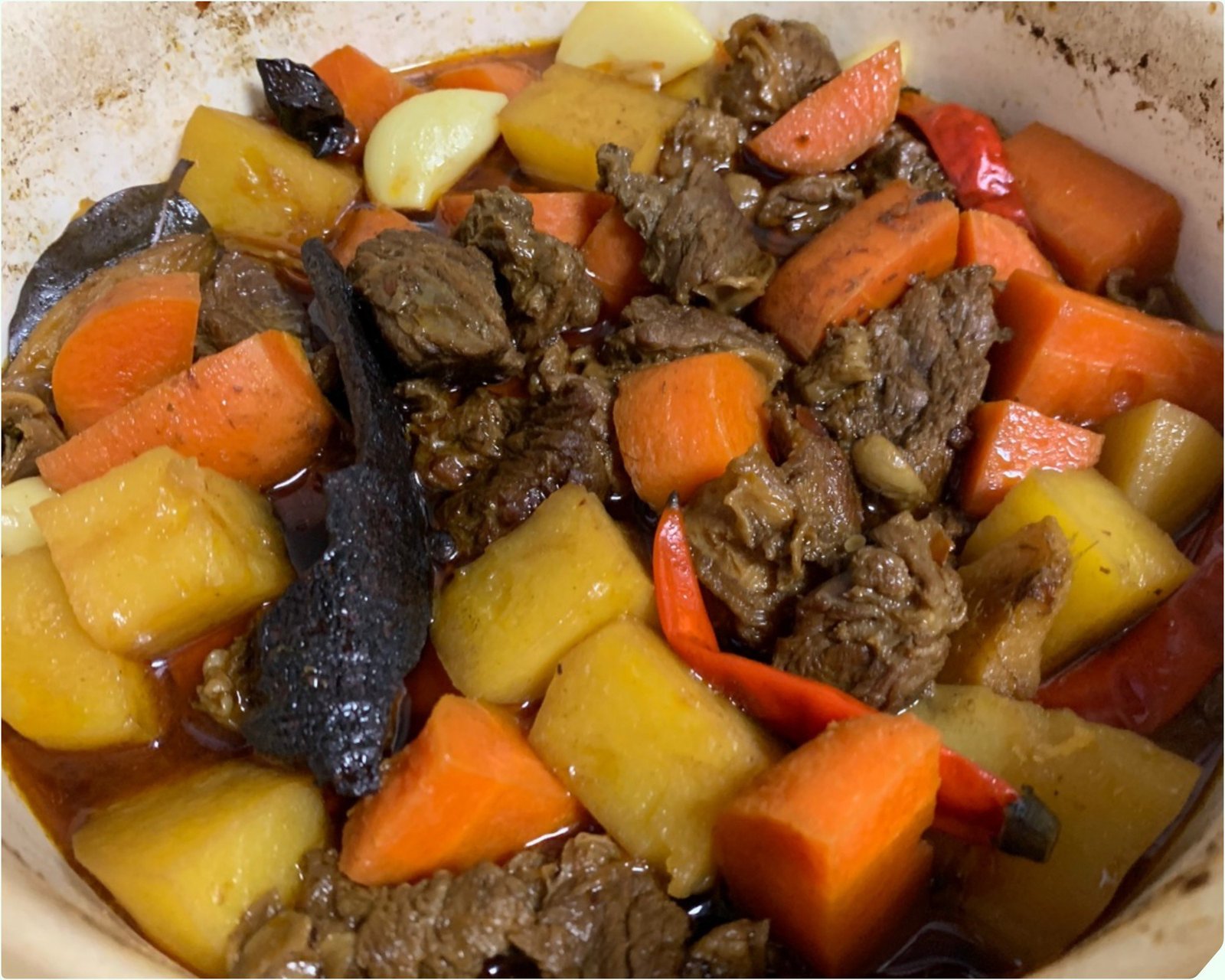 Cà rốt và khoai tây tươi ngon được sơ chế, sẵn sàng cho món bò kho thơm lừng