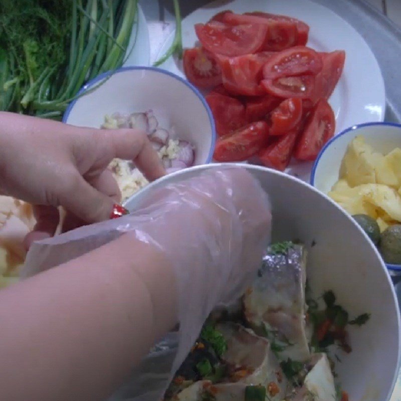 Cá tầm được ướp gia vị đậm đà cho món canh chua