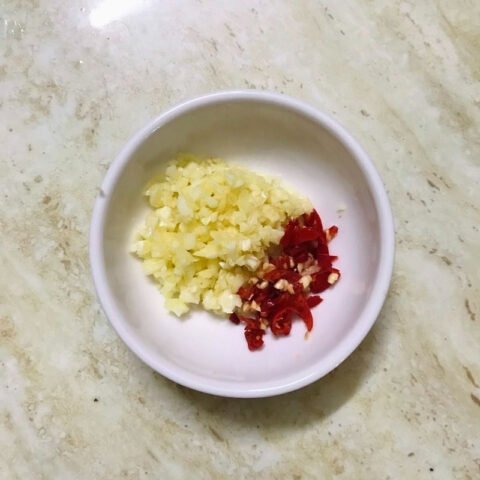 Cá thu đã sơ chế sẵn sàng cho món rim mắm tiêu