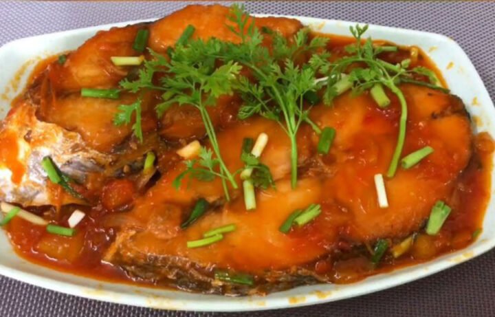 Cá thu tươi chiên vàng ươm chuẩn bị sốt cà chua thơm ngon