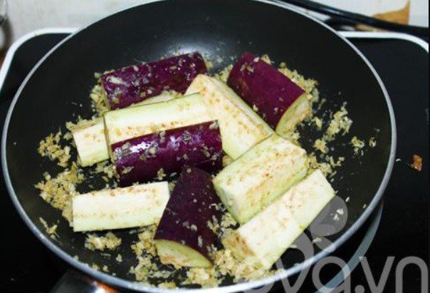 Cà tím được xào thơm cùng sả, ớt và gia vị, tăng thêm hương vị cho nồi bún mắm