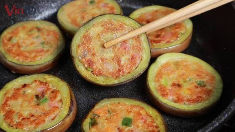 Cà tím nhồi thịt áp chảo lá lốt thấm vị đậm đà