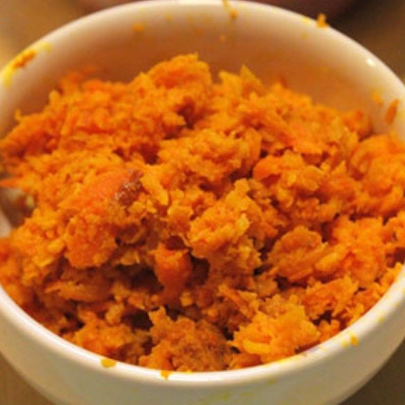 Cà tím thái lát chuẩn bị cho món ếch om cà đậu phụ