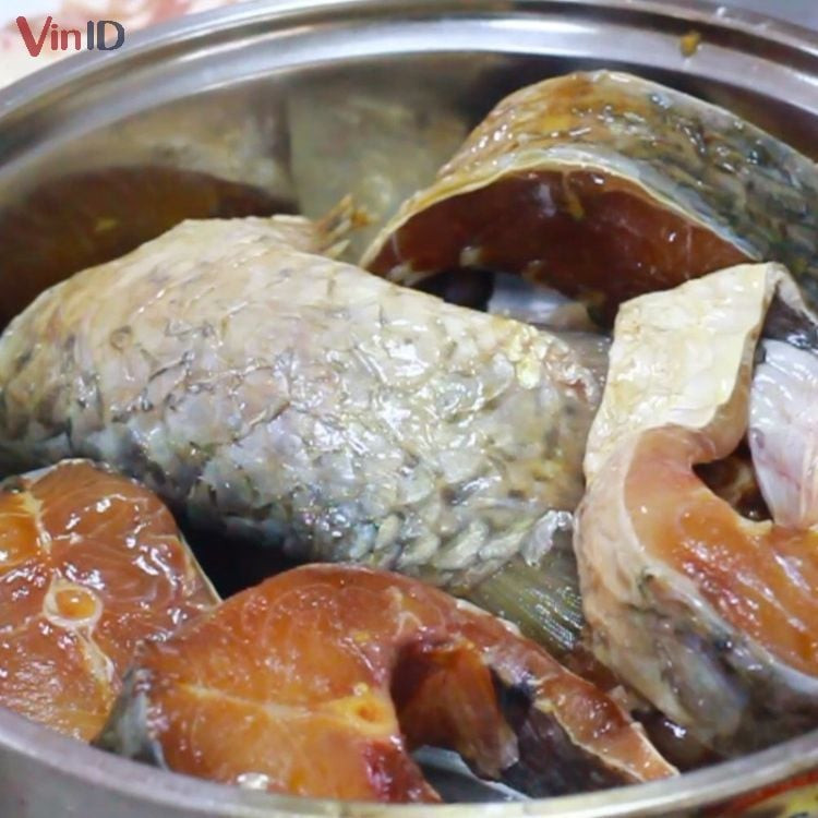 Cá trắm đã sơ chế sạch sẽ và cắt khúc sẵn sàng cho món cá kho tương