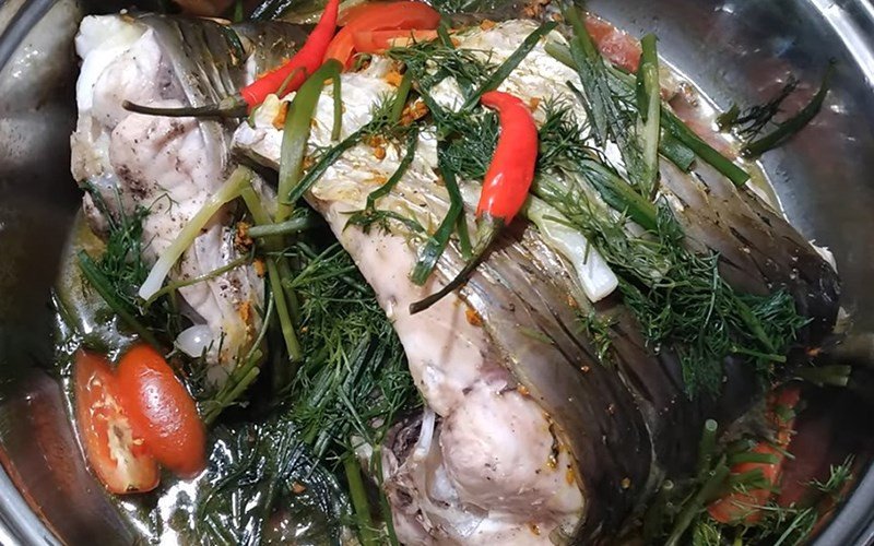 Cá trắm hấp bia với rau thì là và ớt