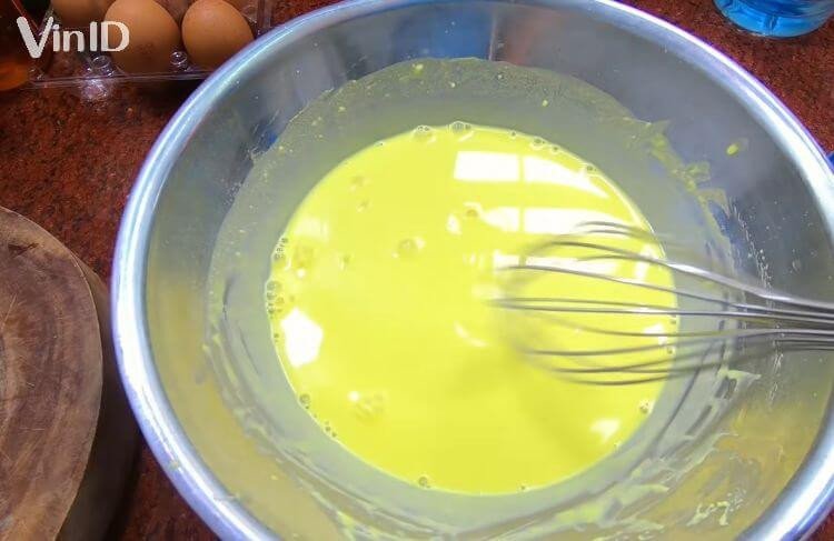 Các bước pha bột để làm bánh khọt miền Trung với độ giòn và màu sắc đẹp