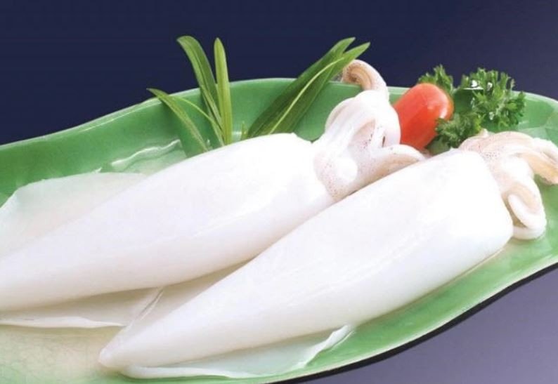 Các bước sơ chế mực ống đúng cách trước khi nhồi nhân thịt sốt chua ngọt