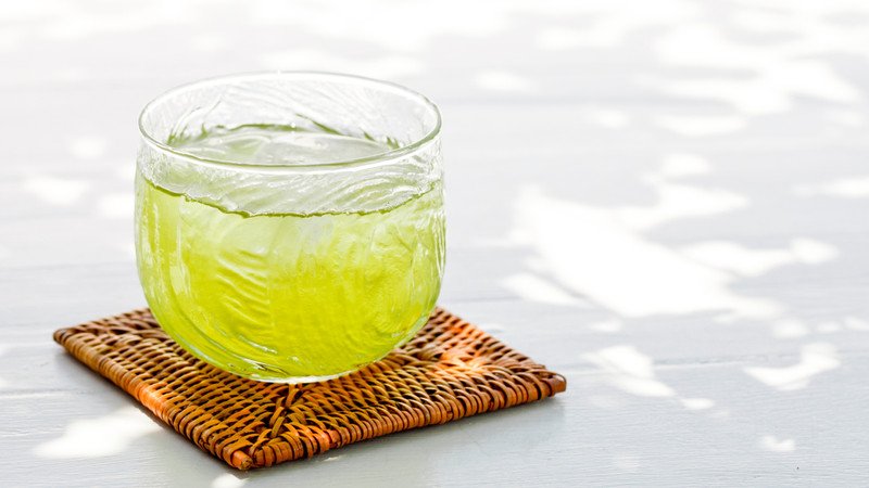 Các chai trà xanh không độ được sắp xếp trên kệ, minh họa cho sự đa dạng về dung tích sản phẩm