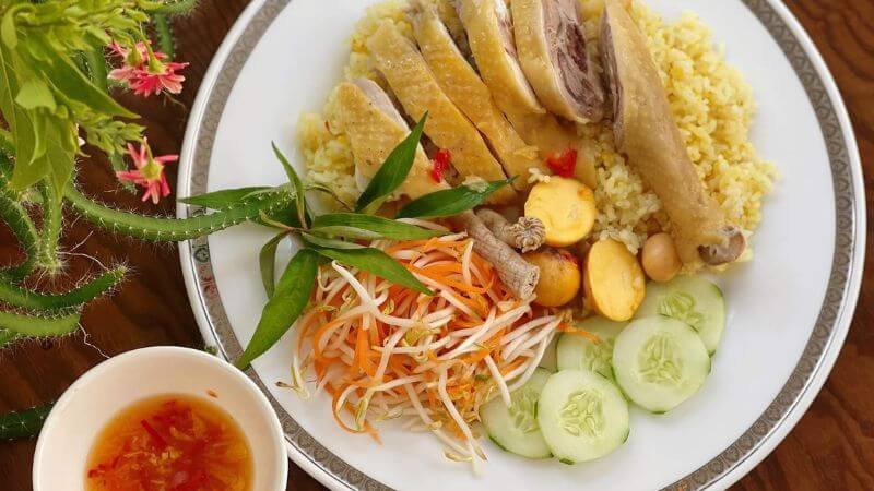 Các đối tượng cần hạn chế ăn thịt gà để đảm bảo sức khỏe, đặc biệt là những người có bệnh lý nền