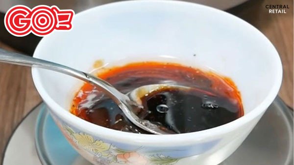 Các loại gia vị đang được trộn đều để tạo thành nước sốt phết sườn nướng