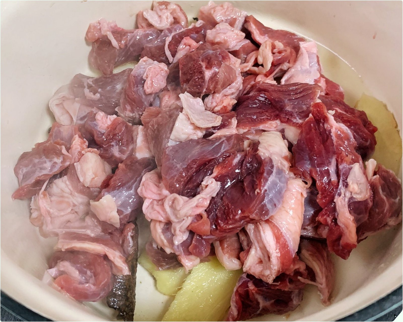 Các loại gia vị khô như hoa hồi, quế đang được rang thơm trong chảo để nấu bò kho